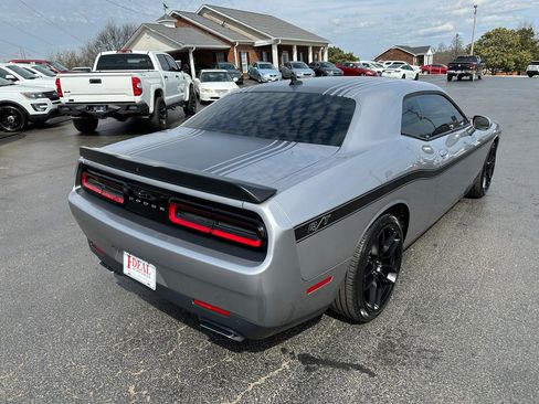 Used 2016 Dodge Challenger R/T image 4