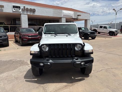 Certified 2022 Jeep Gladiator Sport AWD/4WD image 2