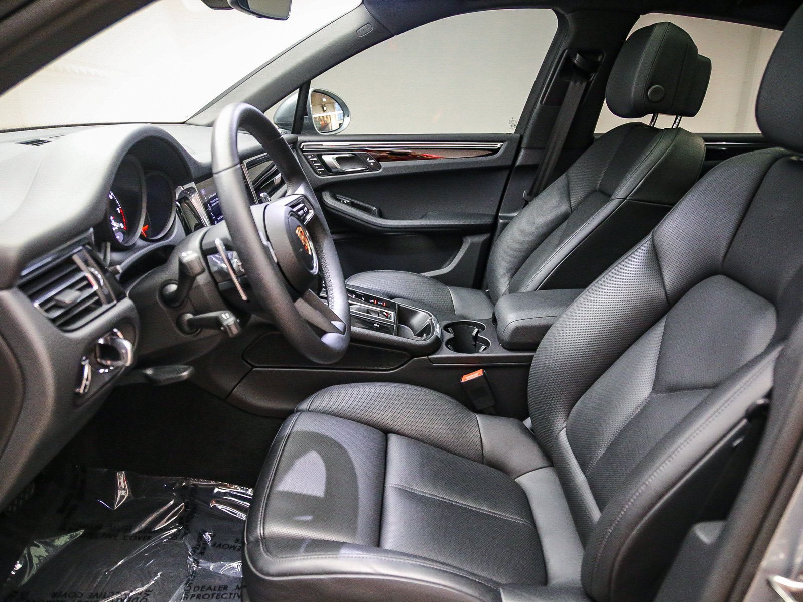 Certified 2025 Porsche Macan AWD/4WD image 23