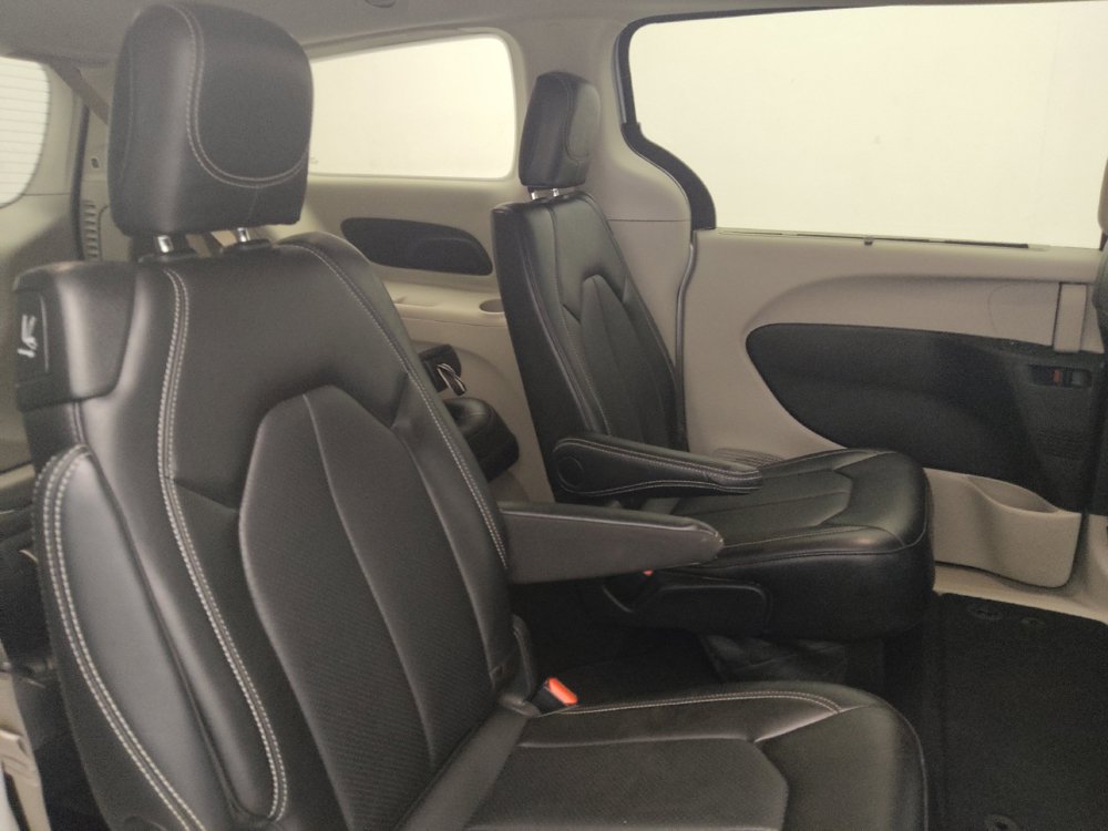 Used 2024 Chrysler Pacifica Touring-L FWD image 19