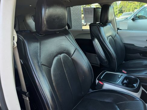 Used 2019 Chrysler Pacifica Limited w/ Advanced Safetytec Group FWD image 27