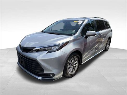 Certified 2025 Toyota Sienna XLE FWD image 1