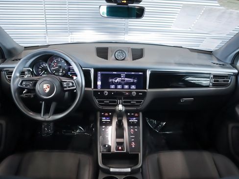 Certified 2023 Porsche Macan image 12