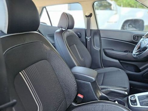 Used 2023 Hyundai Venue Limited image 14