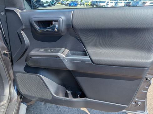 Used 2018 Toyota Tacoma TRD Off-Road w/ Technology Package AWD/4WD image 35