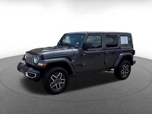 Used 2025 Jeep Wrangler Unlimited Sahara AWD/4WD image 12