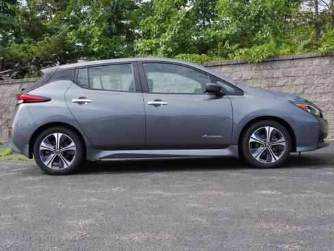 Used 2018 Nissan Leaf SV w/ SV Technology Package FWD image 8