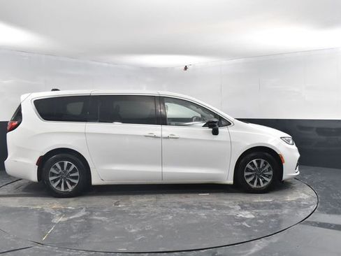 Used 2024 Chrysler Pacifica Select image 11