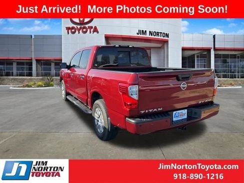 Used 2017 Nissan Titan SV image 3
