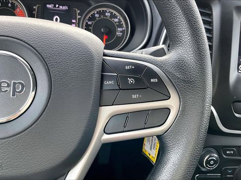 Certified 2019 Jeep Cherokee Latitude w/ Popular Appearance Group image 19