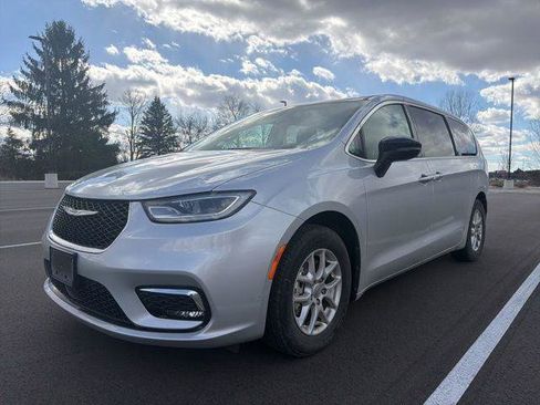 Certified 2024 Chrysler Pacifica Touring-L image 1