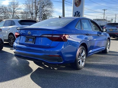 Used 2023 Volkswagen Jetta SE w/ Panoramic Sunroof Package image 3