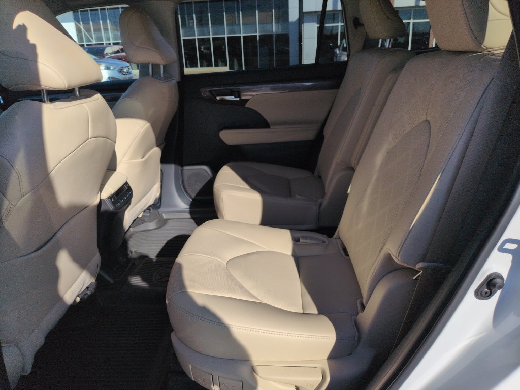 Used 2024 Toyota Highlander Platinum AWD/4WD image 25