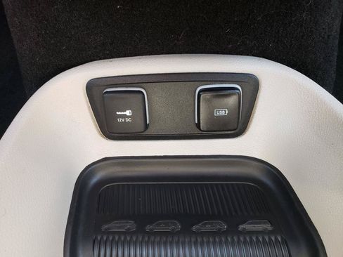 Used 2018 Chrysler Pacifica Touring Plus FWD image 22