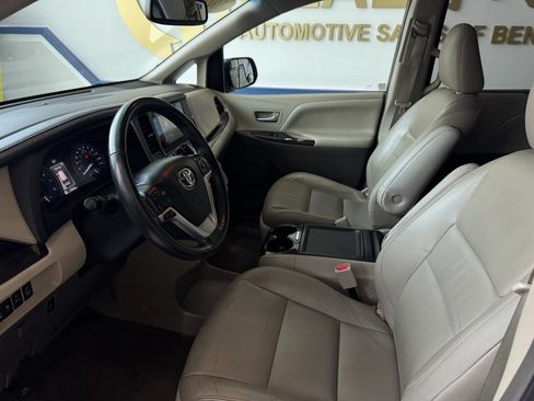 Used 2016 Toyota Sienna XLE w/ XLE Navigation Package FWD image 23