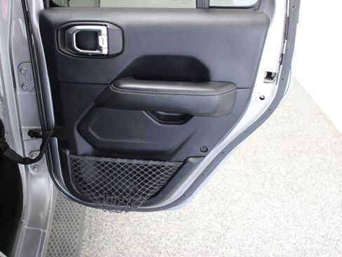 Used 2018 Jeep Wrangler Unlimited Sahara AWD/4WD image 33