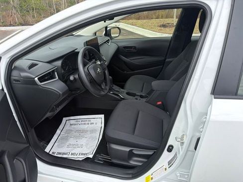 Used 2025 Toyota Corolla LE image 3