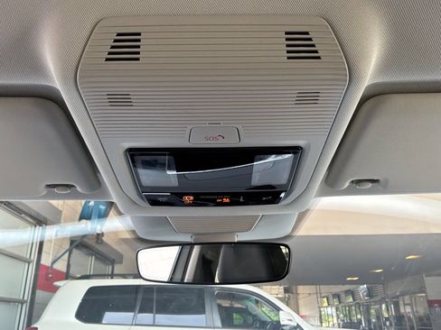 Used 2026 Volkswagen Tiguan SE FWD image 16