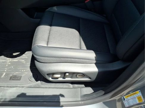 New 2026 Chevrolet Equinox LT w/ Convenience Package II AWD/4WD image 18