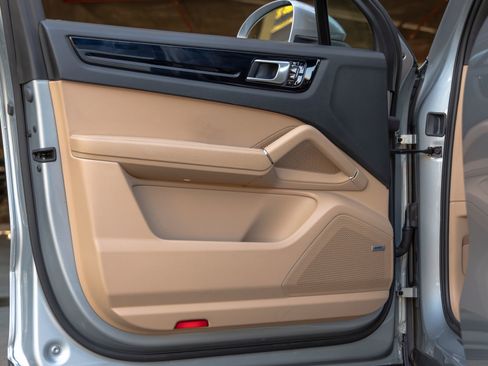 Used 2020 Porsche Cayenne image 21