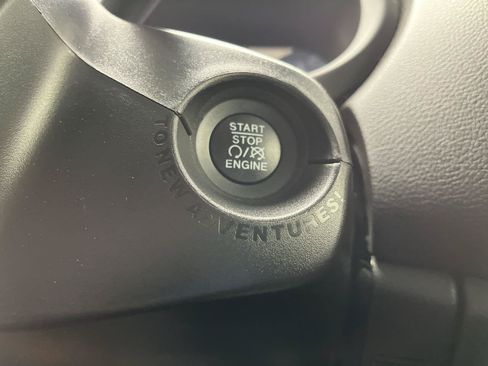 Used 2020 Jeep Renegade Latitude w/ Cold Weather Group FWD image 19