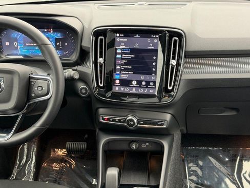 Certified 2025 Volvo XC40 B5 Plus AWD/4WD image 14