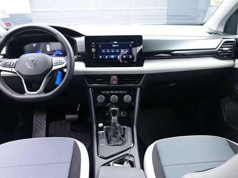 Used 2025 Volkswagen Taos SE FWD image 9