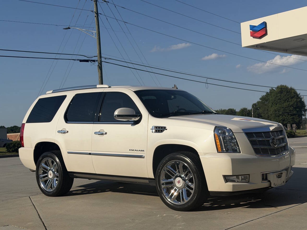 Used 2011 Cadillac Escalade Platinum AWD/4WD image 3