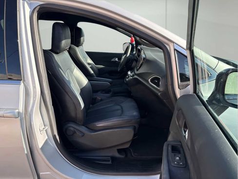Used 2026 Chrysler Pacifica Select FWD image 17