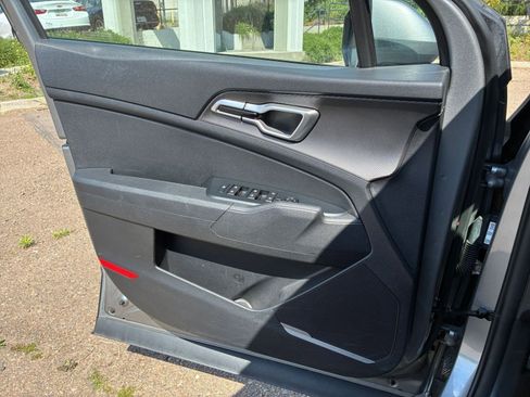 Used 2025 Kia Sportage LX image 18