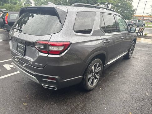 Used 2023 Honda Pilot Touring image 6