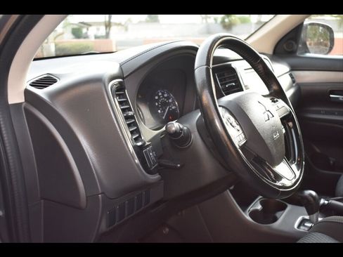 Used 2016 Mitsubishi Outlander SE FWD image 13