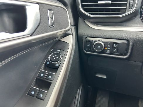 Used 2024 Ford Explorer XLT w/ Equipment Group 202A AWD/4WD image 19