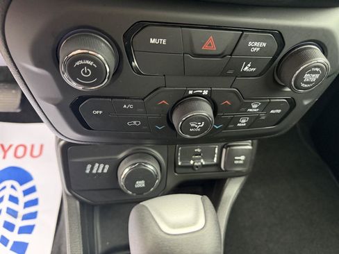 Used 2022 Jeep Renegade Latitude w/ Convenience Group AWD/4WD image 18