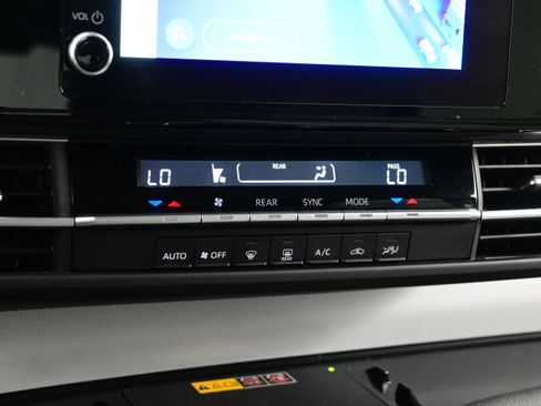 Used 2025 Toyota Sienna LE FWD image 21