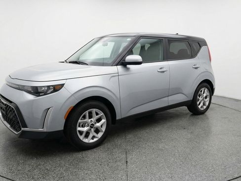 Used 2025 Kia Soul LX w/ LX Technology Package FWD image 3