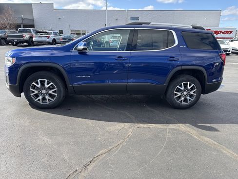 Used 2023 GMC Acadia SLE w/ Driver Convenience Package FWD image 3