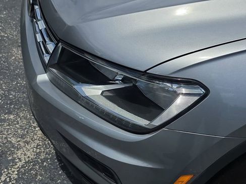 Used 2021 Volkswagen Tiguan SE w/ Panoramic Sunroof Package FWD image 9