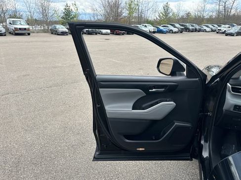 Used 2023 Toyota Highlander XLE image 31