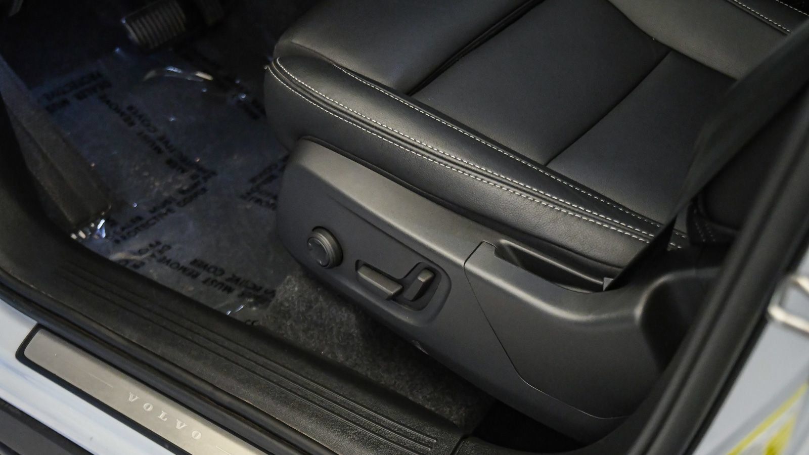 Certified 2026 Volvo XC40 B5 Plus AWD/4WD image 25