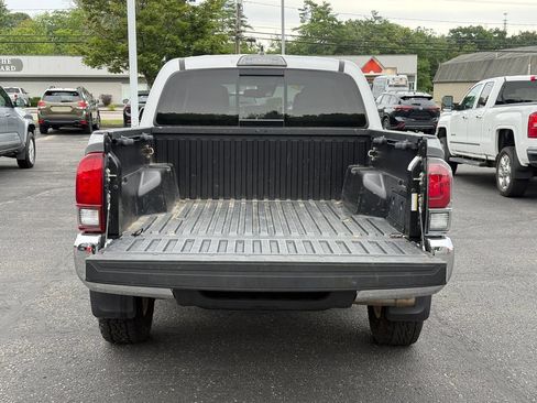 Used 2019 Toyota Tacoma SR5 AWD/4WD image 5
