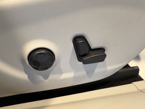 Used 2019 Jeep Cherokee Limited image 29