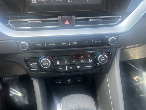 Used 2022 Kia Niro LX image 21