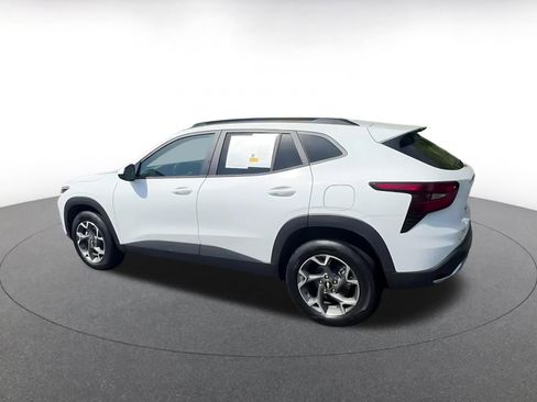 Used 2025 Chevrolet Trax LT w/ LT Convenience Package FWD image 10