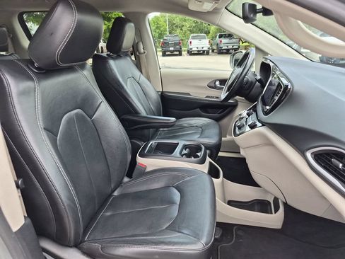 Used 2022 Chrysler Pacifica Touring-L FWD image 36