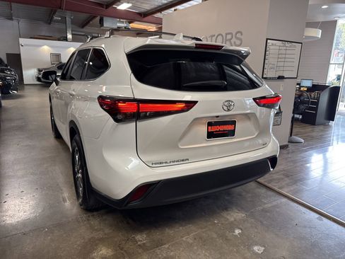 Used 2023 Toyota Highlander XLE FWD image 16