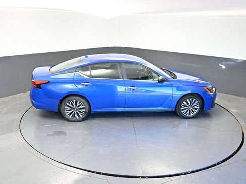Used 2025 Nissan Altima 2.5 SV FWD image 41
