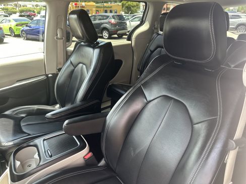 Used 2023 Chrysler Pacifica Touring-L FWD image 17