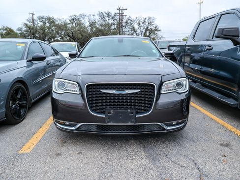 Used 2021 Chrysler 300 Touring w/ Driver Convenience Group image 4