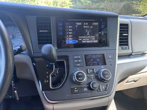 Used 2017 Toyota Sienna LE w/ Cargo Management Package FWD image 14